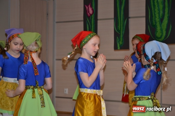 Zdjęcie w galerii na portalu naszraciborz.pl: Młode talenty na scenie w Tworkowie – taniec i recytacja wierszy  wiadomości z regionu