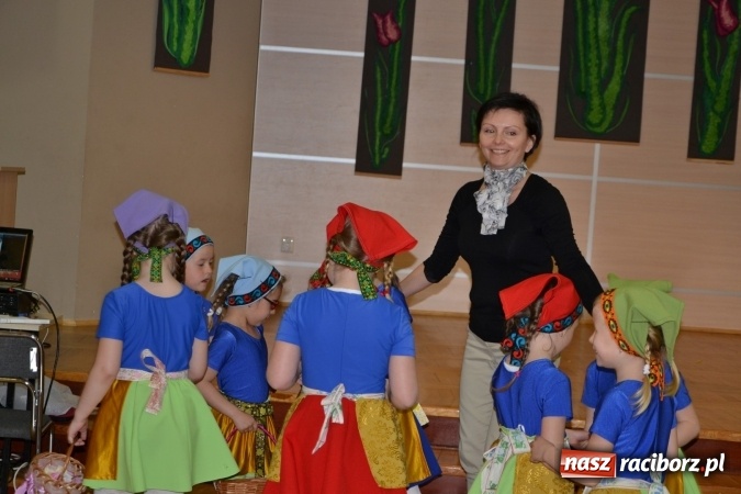 Zdjęcie w galerii na portalu naszraciborz.pl: Młode talenty na scenie w Tworkowie – taniec i recytacja wierszy  wiadomości z regionu