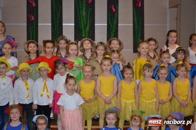 Zdjęcie w galerii na portalu naszraciborz.pl: Młode talenty na scenie w Tworkowie – taniec i recytacja wierszy  wiadomości z regionu