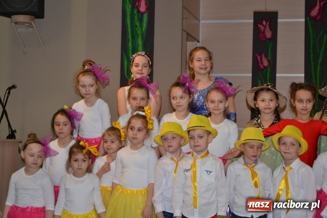 Zdjęcie w galerii na portalu naszraciborz.pl: Młode talenty na scenie w Tworkowie – taniec i recytacja wierszy  wiadomości z regionu