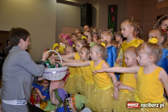 Zdjęcie w galerii na portalu naszraciborz.pl: Młode talenty na scenie w Tworkowie – taniec i recytacja wierszy  wiadomości z regionu