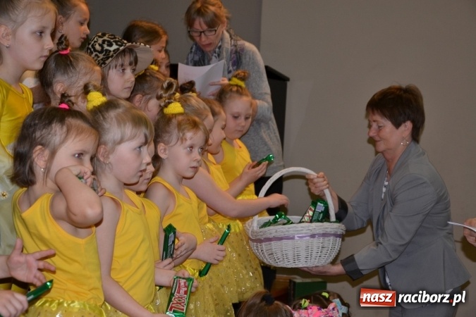 Zdjęcie w galerii na portalu naszraciborz.pl: Młode talenty na scenie w Tworkowie – taniec i recytacja wierszy  wiadomości z regionu