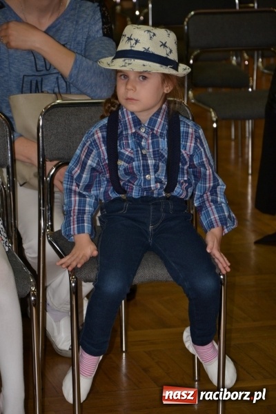 Zdjęcie w galerii na portalu naszraciborz.pl: Młode talenty na scenie w Tworkowie – taniec i recytacja wierszy  wiadomości z regionu