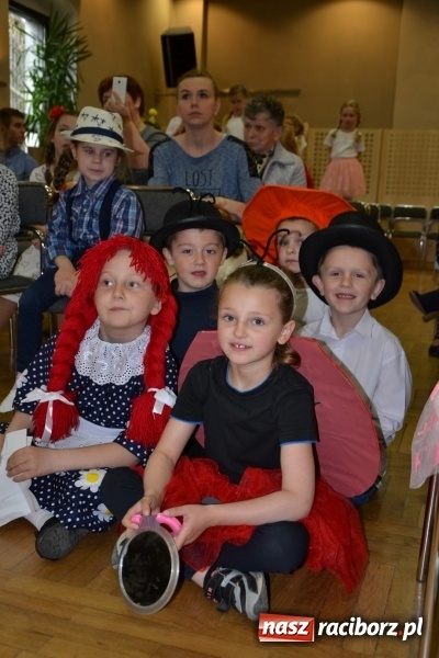 Zdjęcie w galerii na portalu naszraciborz.pl: Młode talenty na scenie w Tworkowie – taniec i recytacja wierszy  wiadomości z regionu