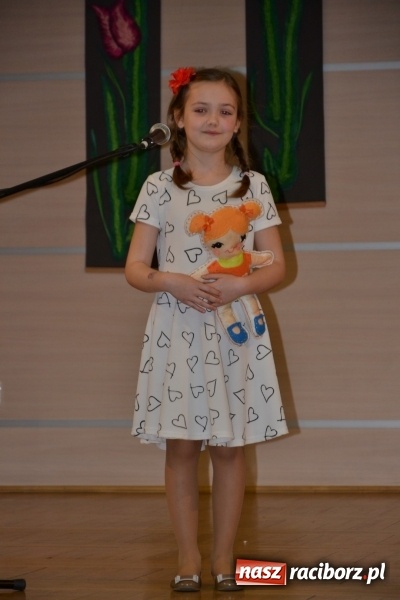 Zdjęcie w galerii na portalu naszraciborz.pl: Młode talenty na scenie w Tworkowie – taniec i recytacja wierszy  wiadomości z regionu