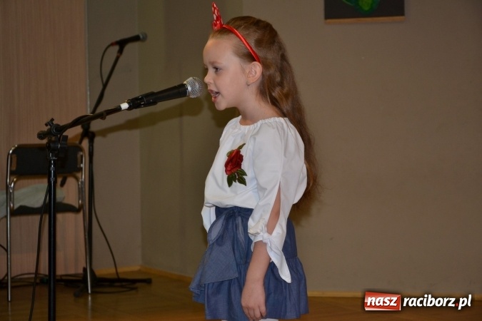 Zdjęcie w galerii na portalu naszraciborz.pl: Młode talenty na scenie w Tworkowie – taniec i recytacja wierszy  wiadomości z regionu