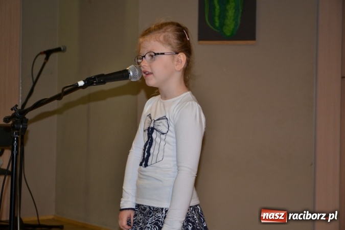 Zdjęcie w galerii na portalu naszraciborz.pl: Młode talenty na scenie w Tworkowie – taniec i recytacja wierszy  wiadomości z regionu