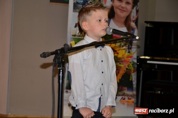 Zdjęcie w galerii na portalu naszraciborz.pl: Młode talenty na scenie w Tworkowie – taniec i recytacja wierszy  wiadomości z regionu