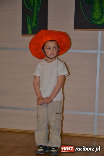 Zdjęcie w galerii na portalu naszraciborz.pl: Młode talenty na scenie w Tworkowie – taniec i recytacja wierszy  wiadomości z regionu