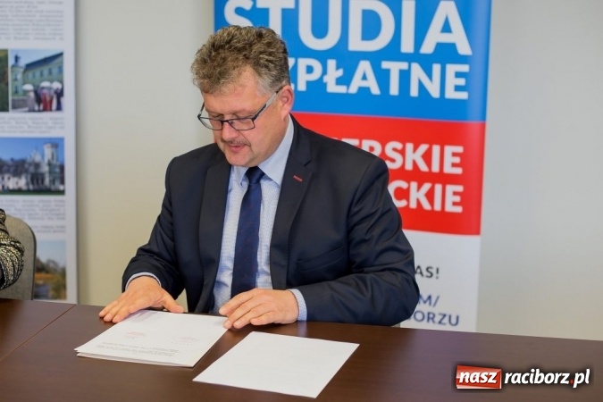 Zdjęcie w galerii na portalu naszraciborz.pl: Podpisanie umowy między PWSZ w Raciborzu i Gminą Krzyżanowice  wiadomości z regionu