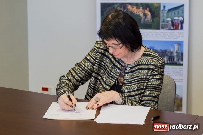 Zdjęcie w galerii na portalu naszraciborz.pl: Podpisanie umowy między PWSZ w Raciborzu i Gminą Krzyżanowice  wiadomości z regionu