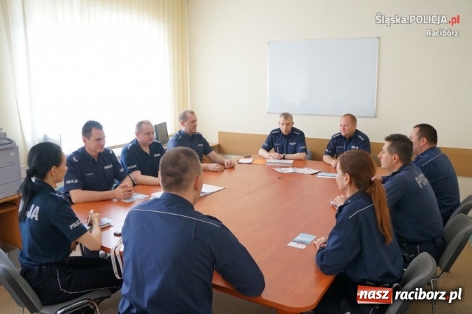Zdjęcie w galerii na portalu naszraciborz.pl: Lokalny administrator Krajowej Mapy Zagrożeń Bezpieczeństwa Komendy Powiatowej Policji w Raciborzu spotkał się z dzielnicowymi  wiadomości z regionu
