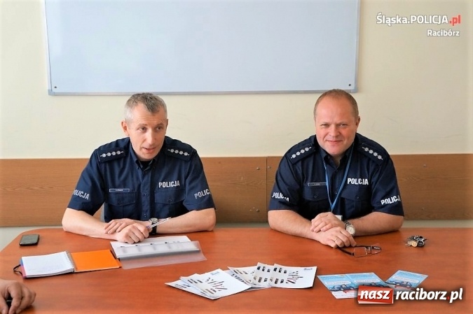 Zdjęcie w galerii na portalu naszraciborz.pl: Lokalny administrator Krajowej Mapy Zagrożeń Bezpieczeństwa Komendy Powiatowej Policji w Raciborzu spotkał się z dzielnicowymi  wiadomości z regionu