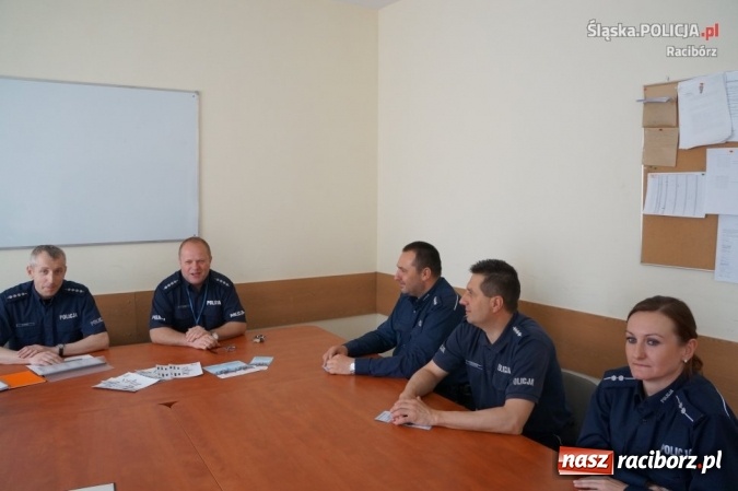 Zdjęcie w galerii na portalu naszraciborz.pl: Lokalny administrator Krajowej Mapy Zagrożeń Bezpieczeństwa Komendy Powiatowej Policji w Raciborzu spotkał się z dzielnicowymi  wiadomości z regionu