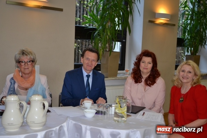 Zdjęcie w galerii na portalu naszraciborz.pl: Młode talenty na scenie w Tworkowie. Drugi dzień przeglądu wiadomości z regionu