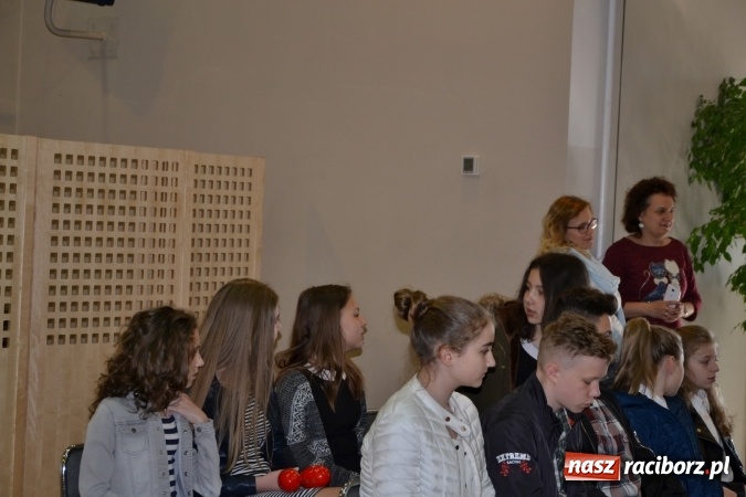 Zdjęcie w galerii na portalu naszraciborz.pl: Młode talenty na scenie w Tworkowie. Drugi dzień przeglądu wiadomości z regionu