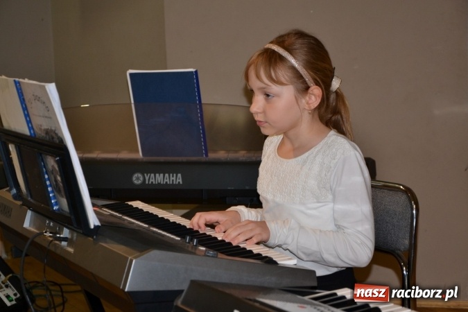 Zdjęcie w galerii na portalu naszraciborz.pl: Młode talenty na scenie w Tworkowie. Drugi dzień przeglądu wiadomości z regionu