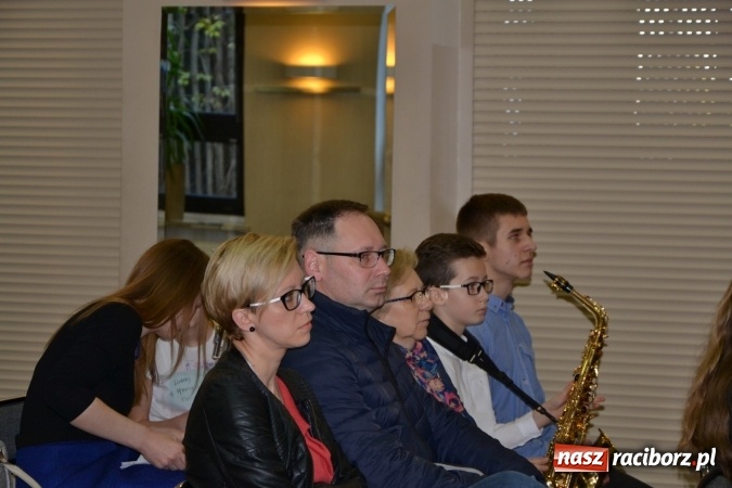 Zdjęcie w galerii na portalu naszraciborz.pl: Młode talenty na scenie w Tworkowie. Drugi dzień przeglądu wiadomości z regionu