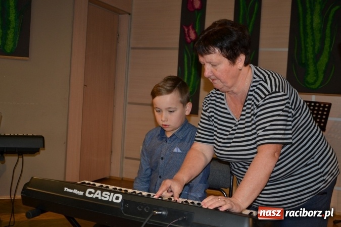 Zdjęcie w galerii na portalu naszraciborz.pl: Młode talenty na scenie w Tworkowie. Drugi dzień przeglądu wiadomości z regionu