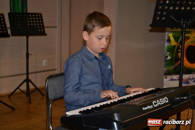 Zdjęcie w galerii na portalu naszraciborz.pl: Młode talenty na scenie w Tworkowie. Drugi dzień przeglądu wiadomości z regionu