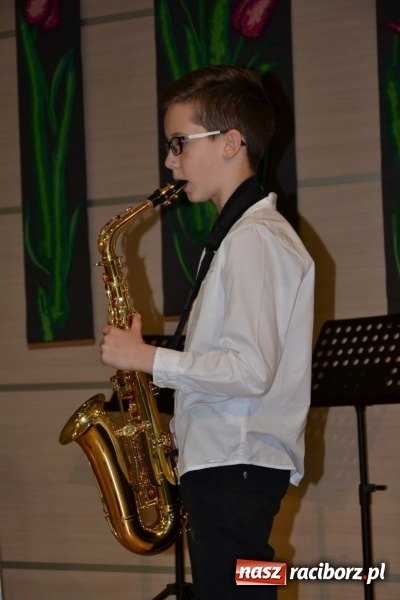 Zdjęcie w galerii na portalu naszraciborz.pl: Młode talenty na scenie w Tworkowie. Drugi dzień przeglądu wiadomości z regionu