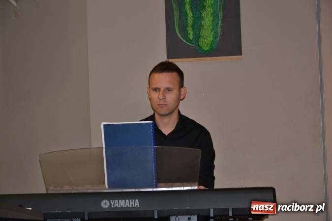 Zdjęcie w galerii na portalu naszraciborz.pl: Młode talenty na scenie w Tworkowie. Drugi dzień przeglądu wiadomości z regionu