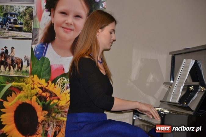 Zdjęcie w galerii na portalu naszraciborz.pl: Młode talenty na scenie w Tworkowie. Drugi dzień przeglądu wiadomości z regionu