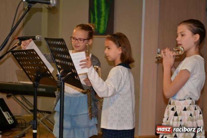 Zdjęcie w galerii na portalu naszraciborz.pl: Młode talenty na scenie w Tworkowie. Drugi dzień przeglądu wiadomości z regionu