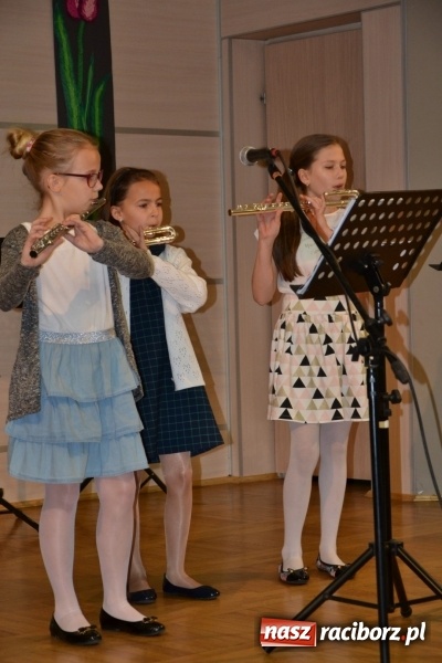 Zdjęcie w galerii na portalu naszraciborz.pl: Młode talenty na scenie w Tworkowie. Drugi dzień przeglądu wiadomości z regionu