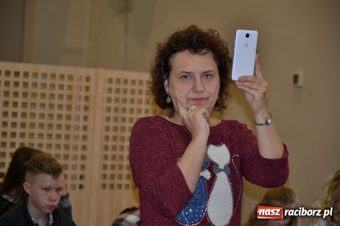 Zdjęcie w galerii na portalu naszraciborz.pl: Młode talenty na scenie w Tworkowie. Drugi dzień przeglądu wiadomości z regionu