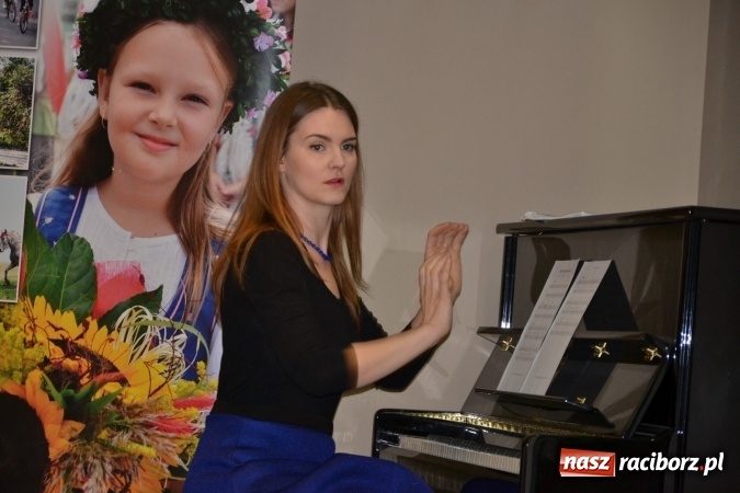 Zdjęcie w galerii na portalu naszraciborz.pl: Młode talenty na scenie w Tworkowie. Drugi dzień przeglądu wiadomości z regionu