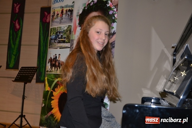 Zdjęcie w galerii na portalu naszraciborz.pl: Młode talenty na scenie w Tworkowie. Drugi dzień przeglądu wiadomości z regionu