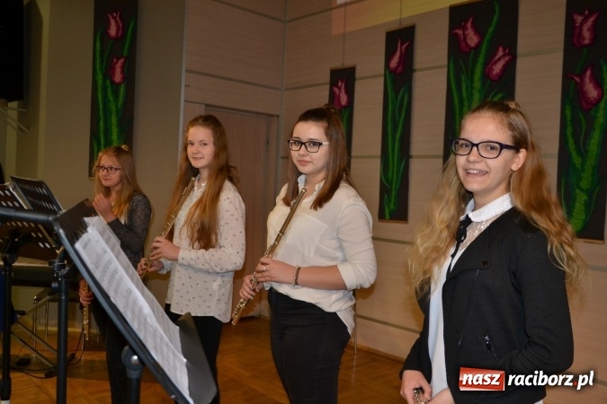 Zdjęcie w galerii na portalu naszraciborz.pl: Młode talenty na scenie w Tworkowie. Drugi dzień przeglądu wiadomości z regionu