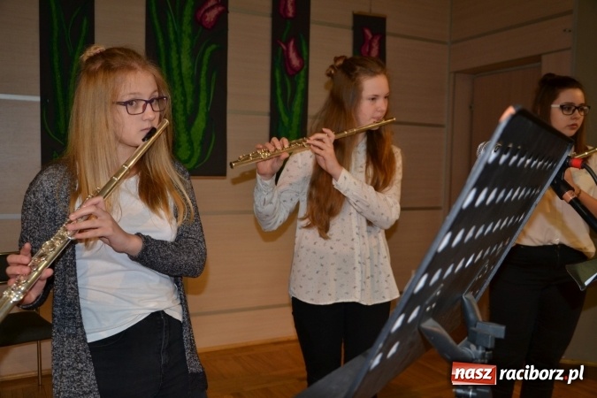 Zdjęcie w galerii na portalu naszraciborz.pl: Młode talenty na scenie w Tworkowie. Drugi dzień przeglądu wiadomości z regionu