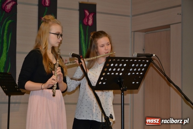 Zdjęcie w galerii na portalu naszraciborz.pl: Młode talenty na scenie w Tworkowie. Drugi dzień przeglądu wiadomości z regionu