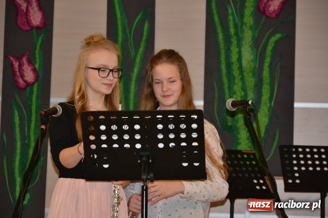 Zdjęcie w galerii na portalu naszraciborz.pl: Młode talenty na scenie w Tworkowie. Drugi dzień przeglądu wiadomości z regionu