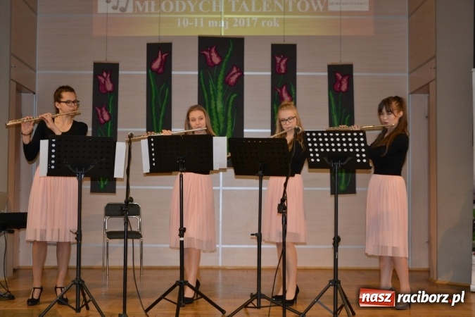 Zdjęcie w galerii na portalu naszraciborz.pl: Młode talenty na scenie w Tworkowie. Drugi dzień przeglądu wiadomości z regionu