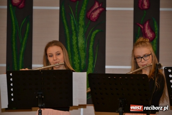 Zdjęcie w galerii na portalu naszraciborz.pl: Młode talenty na scenie w Tworkowie. Drugi dzień przeglądu wiadomości z regionu