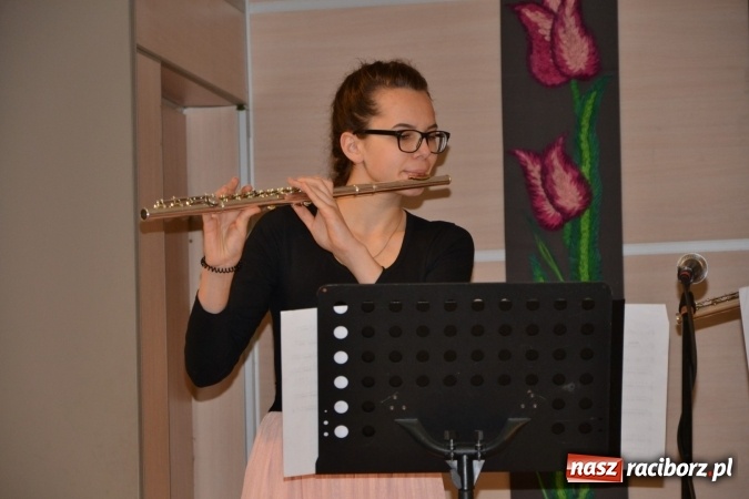 Zdjęcie w galerii na portalu naszraciborz.pl: Młode talenty na scenie w Tworkowie. Drugi dzień przeglądu wiadomości z regionu