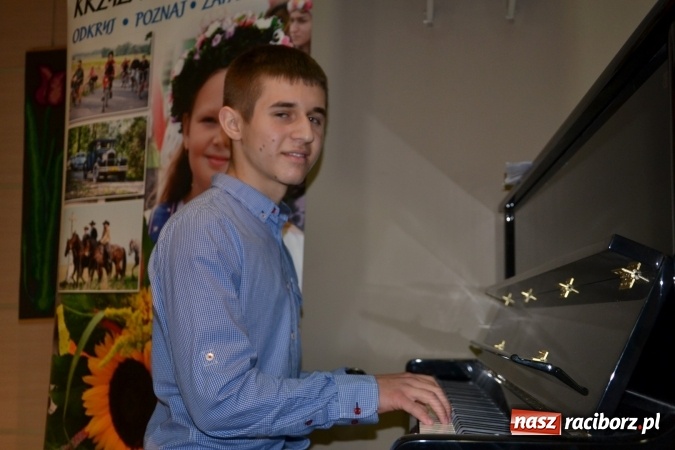 Zdjęcie w galerii na portalu naszraciborz.pl: Młode talenty na scenie w Tworkowie. Drugi dzień przeglądu wiadomości z regionu