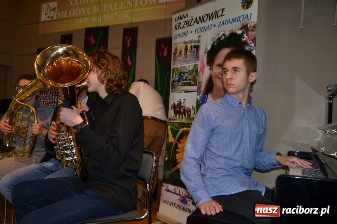 Zdjęcie w galerii na portalu naszraciborz.pl: Młode talenty na scenie w Tworkowie. Drugi dzień przeglądu wiadomości z regionu