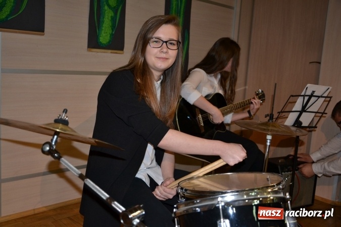 Zdjęcie w galerii na portalu naszraciborz.pl: Młode talenty na scenie w Tworkowie. Drugi dzień przeglądu wiadomości z regionu