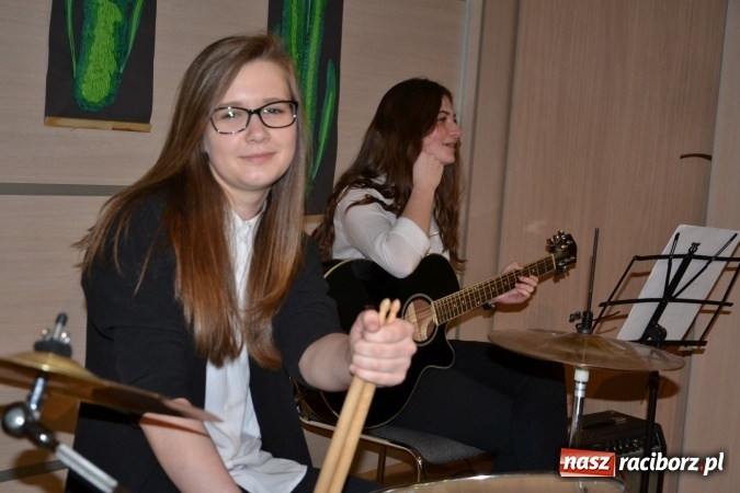 Zdjęcie w galerii na portalu naszraciborz.pl: Młode talenty na scenie w Tworkowie. Drugi dzień przeglądu wiadomości z regionu