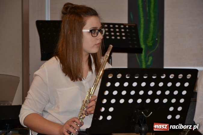 Zdjęcie w galerii na portalu naszraciborz.pl: Młode talenty na scenie w Tworkowie. Drugi dzień przeglądu wiadomości z regionu