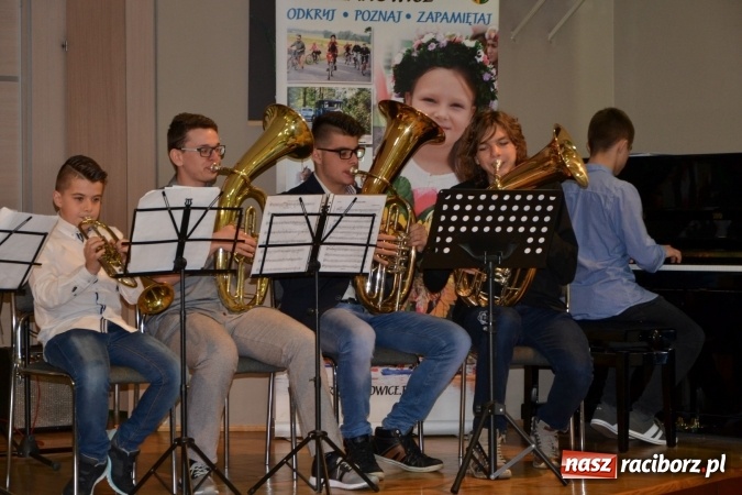 Zdjęcie w galerii na portalu naszraciborz.pl: Młode talenty na scenie w Tworkowie. Drugi dzień przeglądu wiadomości z regionu