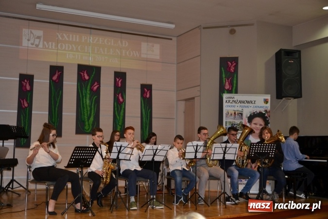 Zdjęcie w galerii na portalu naszraciborz.pl: Młode talenty na scenie w Tworkowie. Drugi dzień przeglądu wiadomości z regionu