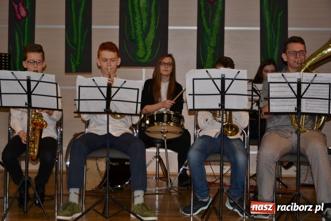 Zdjęcie w galerii na portalu naszraciborz.pl: Młode talenty na scenie w Tworkowie. Drugi dzień przeglądu wiadomości z regionu