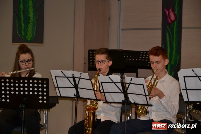 Zdjęcie w galerii na portalu naszraciborz.pl: Młode talenty na scenie w Tworkowie. Drugi dzień przeglądu wiadomości z regionu