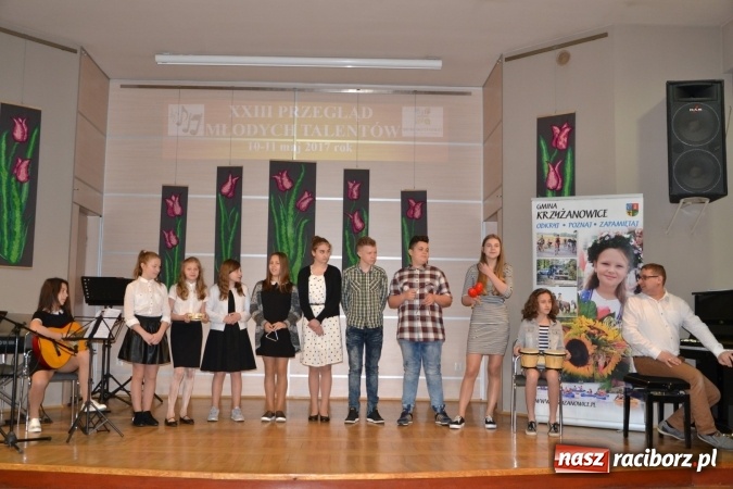Zdjęcie w galerii na portalu naszraciborz.pl: Młode talenty na scenie w Tworkowie. Drugi dzień przeglądu wiadomości z regionu