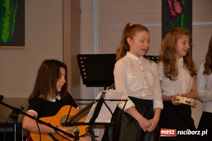 Zdjęcie w galerii na portalu naszraciborz.pl: Młode talenty na scenie w Tworkowie. Drugi dzień przeglądu wiadomości z regionu